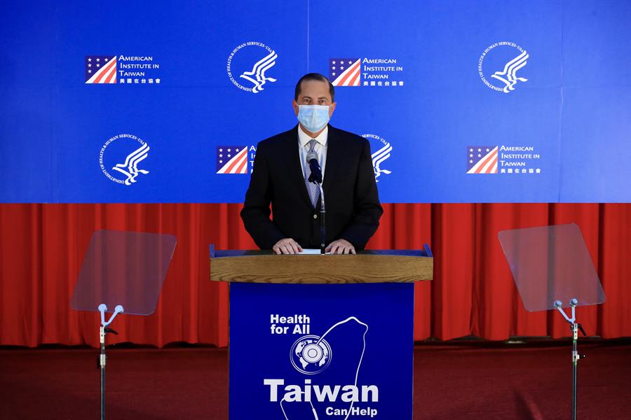 El Ministro de Salud de los Estados Unidos, Alex Azar, pronuncia su discurso en el Colegio de Salud Pública de la Universidad Nacional de Taiwán durante su visita a Taipei. Azar es el funcionario estadounidense de más alto nivel que visita Taiwán desde que Washington cortó las relaciones diplomáticas con Taipei en 1979. (Efe)