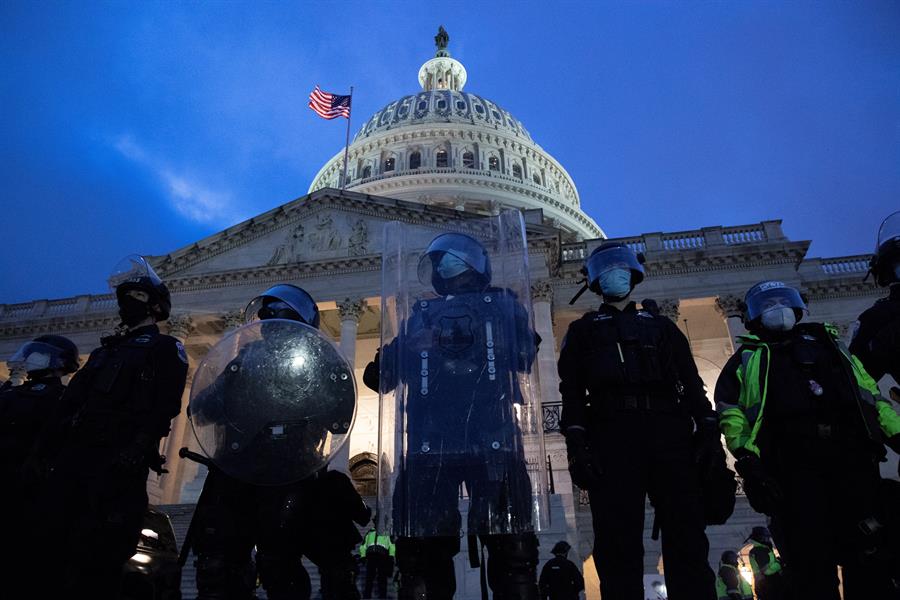 Oposición, Policia Capitolio - El American