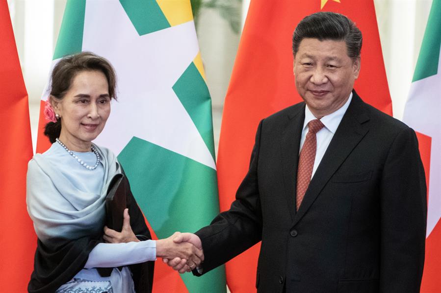 Aung San Suu Kyi y Xi Jinping sellaron los acuerdos para la inclusión de Myanmar en el plan Franja y Ruta de China. (Efe)
