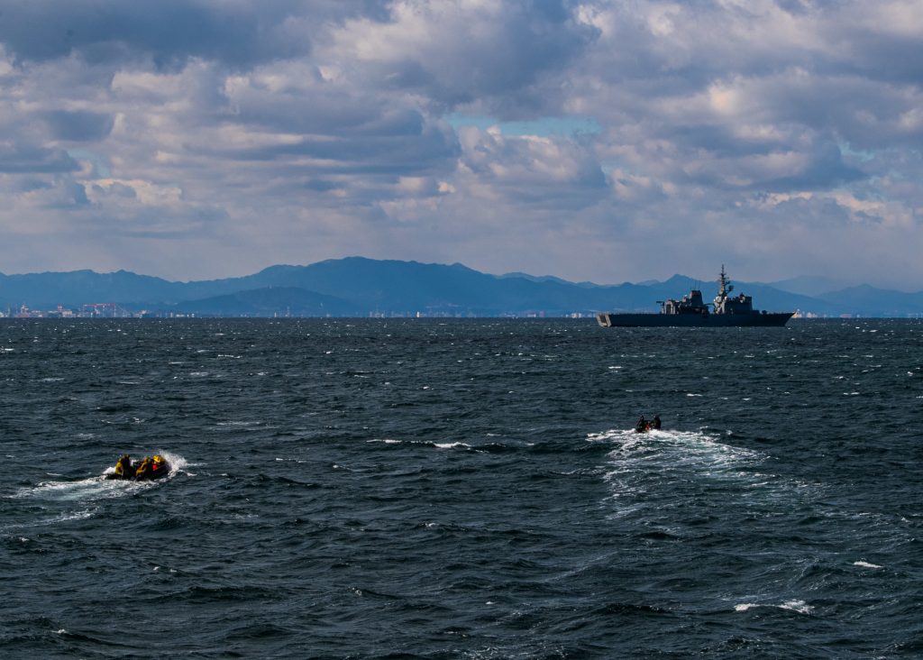 Ejercicio militar de la Séptima Flota de América con el Escuadrón 7 de contramedidas de minas y miembros de la Fuerza de Autodefensa Marítima de Japón el 9 de febrero de 2021. (Marina de los USA)