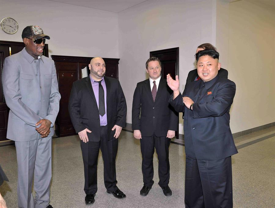 Michael Spavor arrestado en China, (centro) ayudó a facilitar la amistad entre el ex jugador de baloncesto americano Dennis Rodman y Kim Jong-un. (Efe)