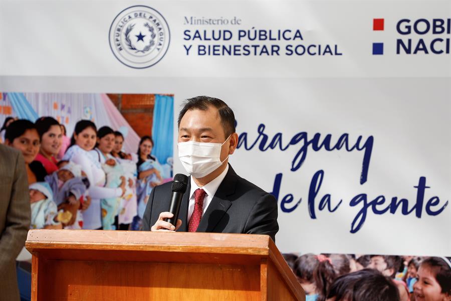 El embajador de Taiwán, José Han, entrega a Paraguay una donación de 1,6 millones de mascarillas, 50 camas hospitalarias, 20.000 trajes de protección, 30.000 mascarillas N95 y 50 monitores multiparamétricos, entre otros materiales. (Efe)