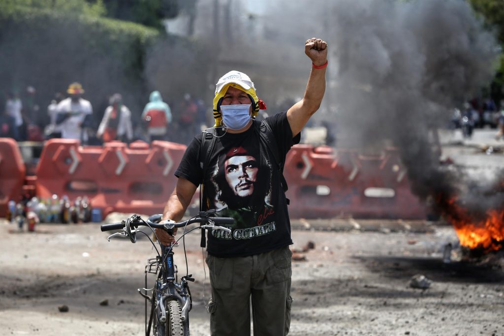 Escala la violencia entre civiles y policías en Colombia con Cali como epicentro de protestas