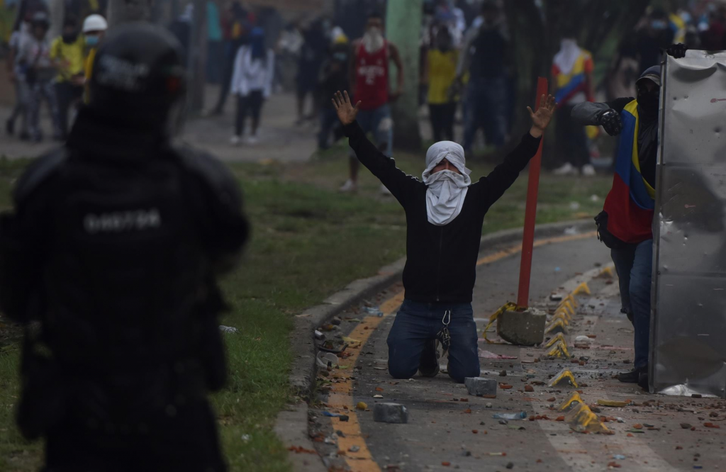 Más de 12 días de protesta ajusta Colombia, en Cali, el epicentro de las manifestaciones, la policía ha tenido que levantar múltiples bloqueos. (EFE)