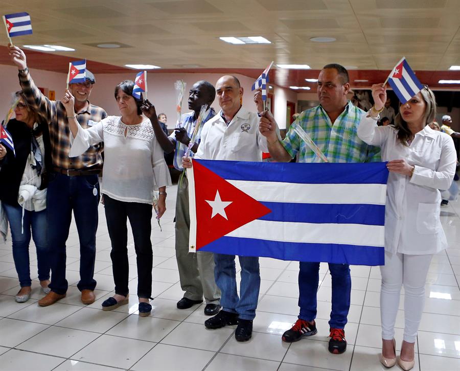 En las misiones humanitarias viajan oficiales del régimen para asegurarse que los médicos cubanos se comporten acorde las preferencias del régimen. (EFE)