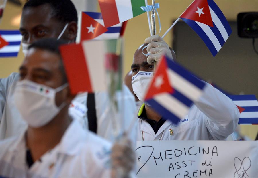 A los médicos cubanos se les induce a denunciar a sus colegas en caso de conducta sospechosa a los oficiales que acompañan las misiones humanitarias. (EFE)