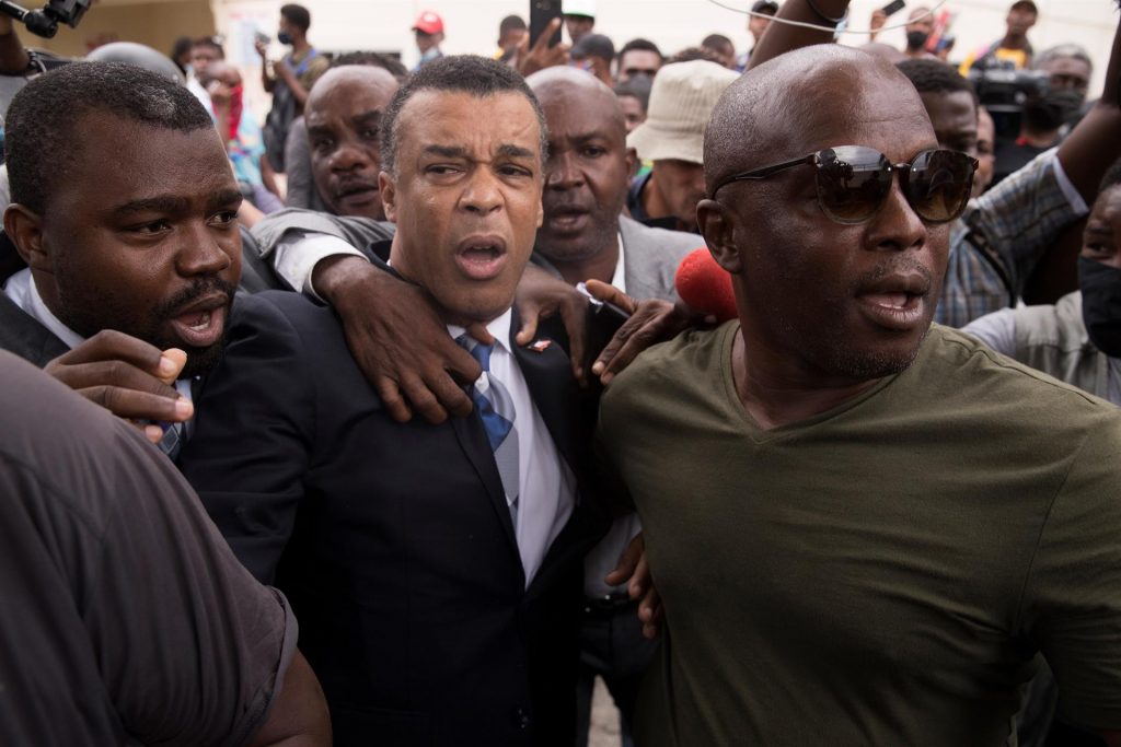 El senador opositor Steven Benoit rindió declaraciones ante el Juzgado de Primera Instancia de Puerto Príncipe. El senador sostuvo en medios de prensa que los mercenarios colombianos podrían ser inocentes. (EFE)