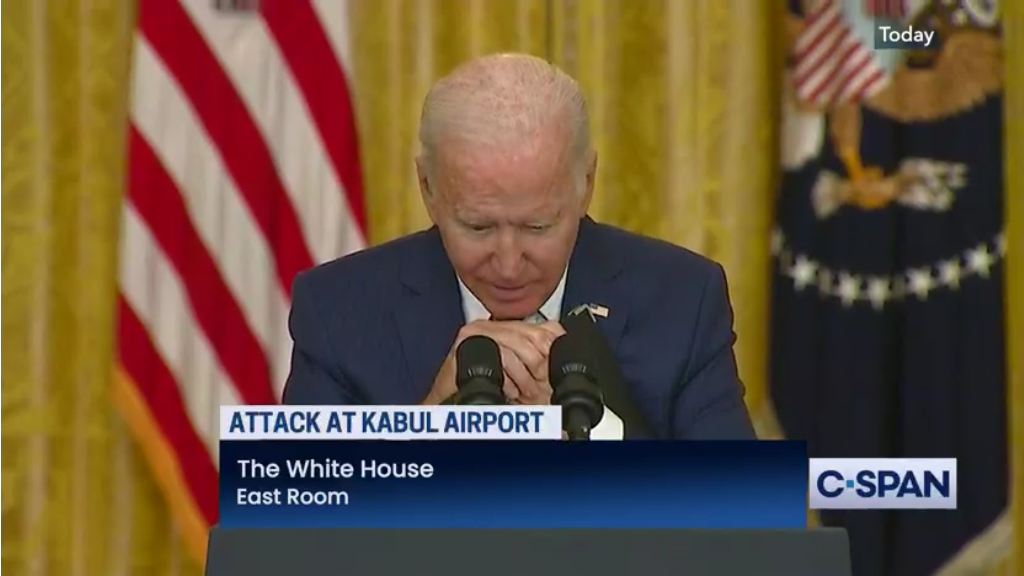 «No perdonamos»: Biden, conmovido, asegura que perseguirá a terroristas de Kabul