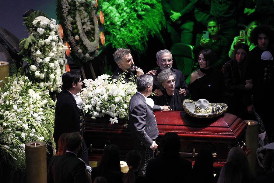 María Antonieta Collins luce su genialidad durante cobertura de funerales de Vicente Fernández