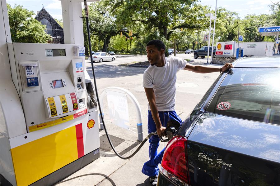 El precio promedio de la gasolina en Estados Unidos ha bajado por 30 días consecutivos. (EFE)
