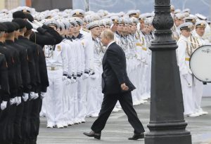 El presidente ruso Vladimir Putin asiste al Desfile Naval Principal que conmemora el Día de la Marina Rusa en San Petersburgo, Rusia, este domingo. Tradicionalmente se celebra el Día de la Marina Rusa el último domingo de julio