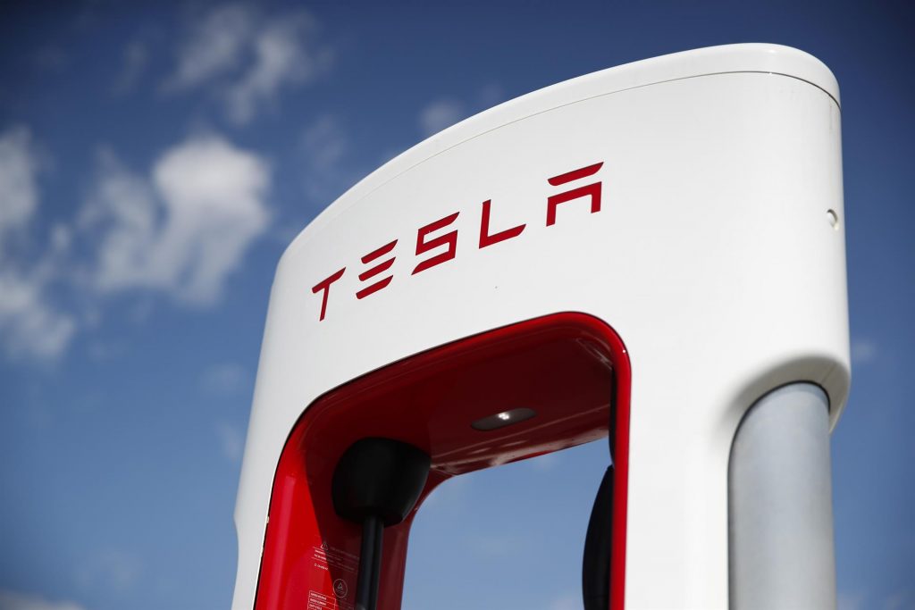 GM cada vez se adentra más en las líneas de negocio de Tesla. (EFE)